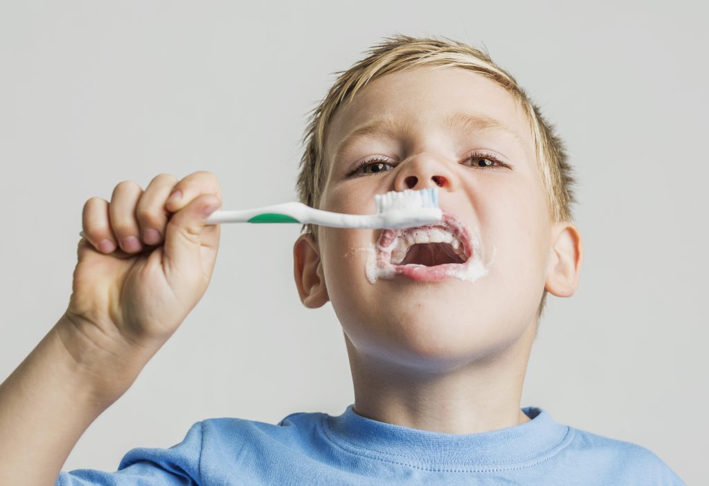 V prvom rade si musíme uvedomiť, že zubná pasta pre deti je len doplnok k čisteniu zúbkov. Hlavnú rolu hrá zubná kefka a správna technika čistenia.